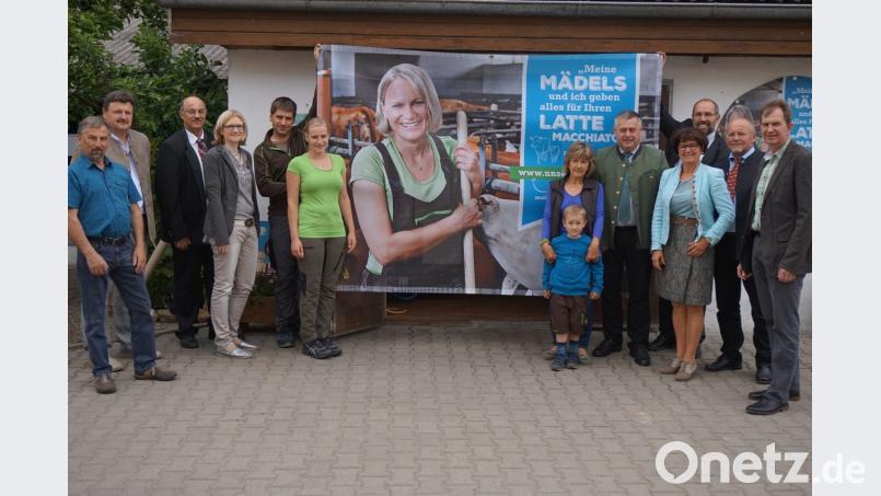 Im Anschluss an die Diskussion wurde das Plakat mit dem Porträt &quot;Milchbäuerin&quot; auf dem Milchviehbetrieb der Familie Roidl in Irlach bei Wackersdorf vorgestellt. Das Plakat ist Teil der Kampagne &quot;Unsere bayerischen Bauern&quot; und soll auf die regionale Erzeugung und die Bauern, die dahinterstehen, aufmerksam machen.	Bild: exb