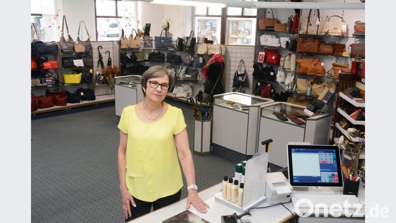 Martina Schöffel, Geschäftführerin von Leder Kaufmann am Oberen Markt, nimmt Abschied von ihrem Geschäft und ihren Kunden: Sie schließt ihr Unternehmen und will auch das Haus veräußern. 	 Bild: Schönberger