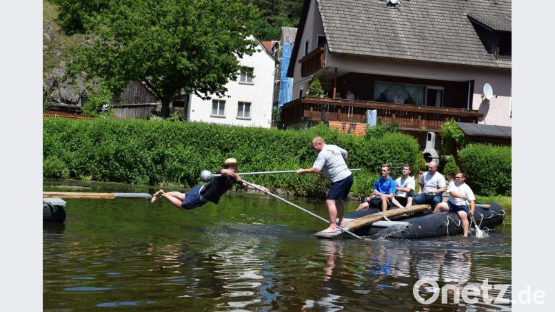 War der Stoß richtig platziert, ging der Gegenüber unweigerlich baden. Doch bei dem herrlichen Sommerwetter machte auch das Spaß. 	Bilder: bnr (2)