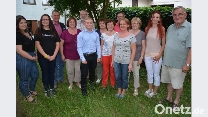 Mit (von links) Dimitra Kotsekoglou, Sarah Riedl, Bürgermeister Roland Grillmeier, Beate Seitz, Ludwig Kraus, Rainer Schnurrer, Angelika Hecht, Waltraud Weber, Rainer Höfer, Monika Haberkorn, Maria Triebe, Anita Arnold und Vorsitzendem Franz Kunz geht der Club in die nächsten Jahre. 	Bild: jr