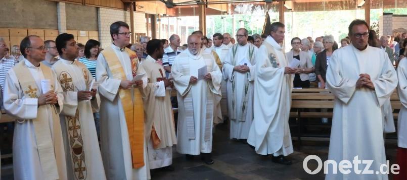 Die Priester des Dekanats Schwandorf zogen zur Eucharistiefeier in die Kirche St. Josef Burglengenfeld ein. 	Bilder: Hirsch(2)