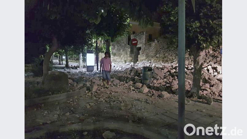 Ein Mann in Kos, Griechenland, an den vom Beben zerstörten Gebäuden vorbei. Bild: Uncredited/Kalymnos-news.gr/AP/dpa