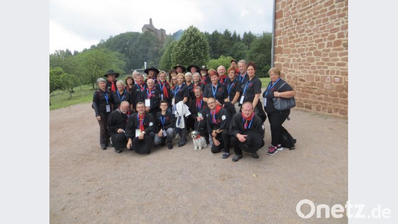Die Ebermannsdorfer Köhler vor der Burg Fleckenstein, die aussieht wie ein &quot;Daumen hoch&quot; aus Stein. 	Bild: wec