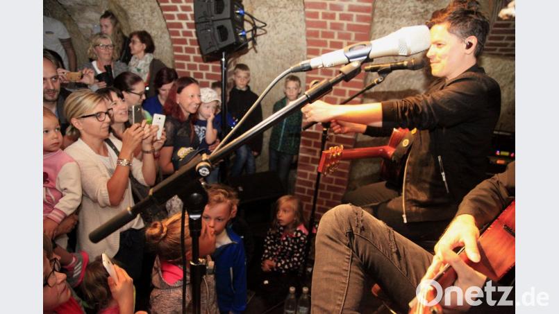 Michael Patrick Kelly (rechts) gab am Mittwoch zur &quot; Antenne-Bayern-Sommertour&quot; ein kostenloses Konzert im Felsenkeller an der Weinbergstraße. Die Fans waren dem Sänger dabei ganz nahe. 	Bild: Hirsch