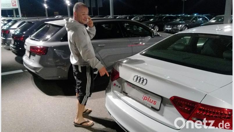 Johann Moor neben dem über 60 000 Euro teuren Audi RS5, der mit steckendem Schlüssel auf dem Abstellplatz stand.	Bild: exb