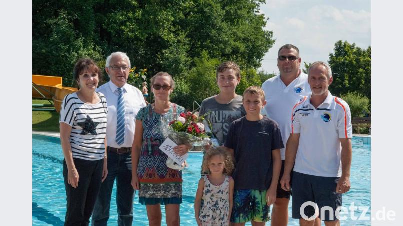 Die Bademeister sowie die stellvertretenden Bürgermeister Johanna Mertins (links) und Kurt Koppmann (Zweiter von links) gratulierten Eva Weller-Vanino. Sie war der 100 000. Badegast in diesem Jahr im Freibad Perschen. 	Bild: cfd