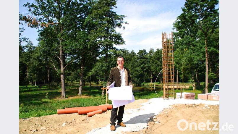 Auf der Baustelle erläutert Hoteldirektor Rudolf Schmid das Vorhaben für den Bau der Orangerie, von der aus die Gäste einen schönen Blick auf Park und Teich haben. 		Bild: enz
