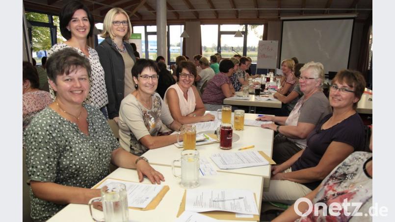 Die beiden Kreisbäuerinnen Sabine Schindler und Manuela Pronath (stehend von links) erarbeiteten gemeinsam mit den Ortsbäuerinnen Themen für das Bildungsprogramm des Bayerischen Bauernverbandes. 	Bild: Hirsch