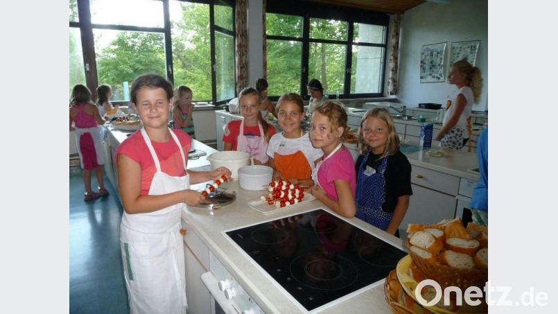 Tomaten-Mozzarella-Spieße auf Salatbett waren Teil des Menüs, das die Kinder zubereiteten.	Bild: exb