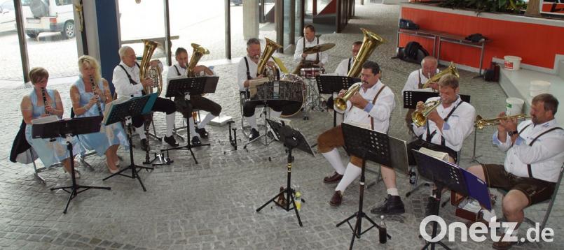 Beim Kurkonzert in der Aula der Schule spielte die Blaskapelle Stadlern auf. 	Bild: mmj
