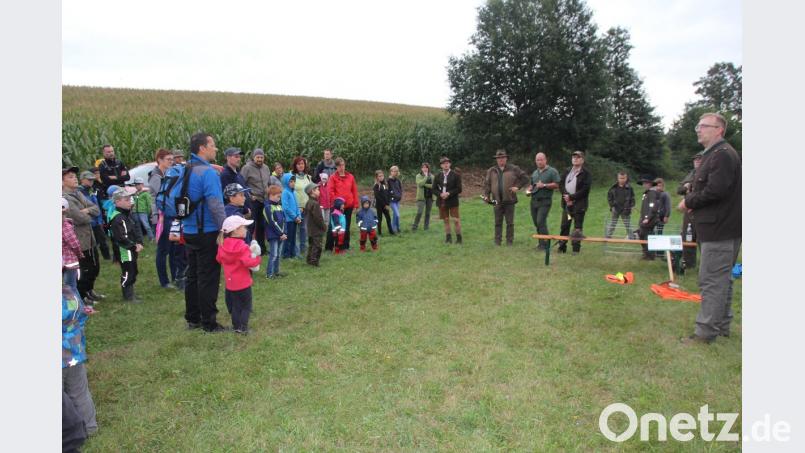 Kreisvorsitzender Alexander Flierl (rechts) begrüßte viele Kinder mit ihren Eltern in der &quot;Rottendorfer Jagd&quot;.	Bilder: frd (2)
