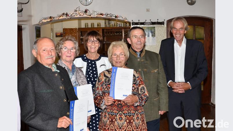 VdK-Kreisgeschäftsführer Siegfried Bergmann und Ortsvorsitzender Helmut Federl (von rechts) überreichen an Karin Czerkaski (Dritte von rechts) sowie Hans Zeug und Hedwig Weber (von links) Urkunden. Auch Bürgermeisterin Margit Kirzinger (Dritte von links) dankt für die Treue. 	Bild: fjo