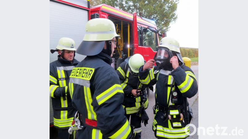 Rund 60 Feuerwehrleute waren im Einsatz, darunter der Atemschutzgeräteträger aus Schwandorf und Haselbach.	Bilder: ame (2)
