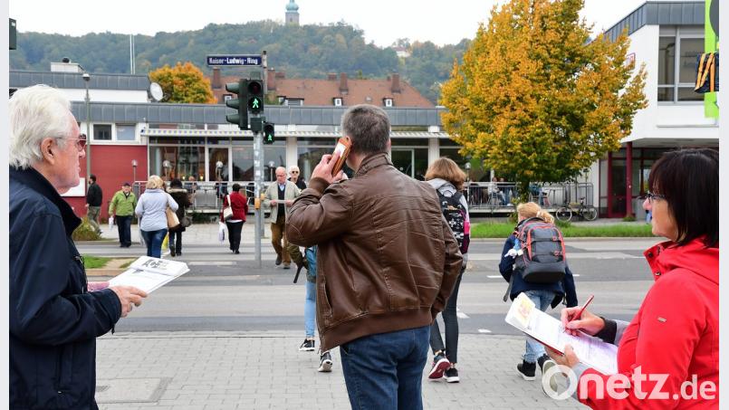 Wer als Fußgänger das Handy nicht mehr vom Ohr kriegt oder beim Gehen Nachrichten liest und schreibt, gefährdet sich und andere im Verkehr, warnen ACE-Kreischef Michael Ponsel (links) und Regionalbeauftragte Petra Dieterich (rechts), die am Bahnhof eine hohe Zahl von Smombies zählten.	Bild: Hartl