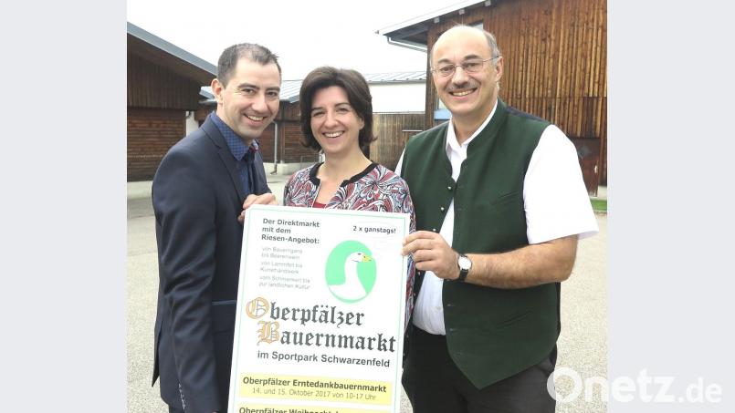 Hubert Piehler, Sabine Schindler und Josef Wittmann (von links) werben für den Oberpfälzer Bauernmarkt, der erstmals am   neuen Standort in Schwarzenfeld über die Bühne geht.	Bild: Hirsch