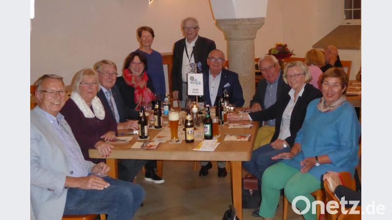 Die &quot;Rotarischen Vagabunden&quot; mit Präsident Norbert Meik (Dritter von links) und seinem Amtsvorgänger Rüdiger Götz (Mitte) an der Spitze machen es sich im Gewölbesaal der Gastgeber Hermann und Luise Schwab (stehend) gemütlich.	Bild: fsb