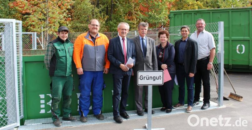 Eröffneten den neuen Recyclinghof der Gemeinde Steinberg am See (von links): Die Bauhof-Mitarbeiter Franz Scharf und Thomas Knerer, Bürgermeister Harald Bemmerl, stellvertretender Landrat Jakob Scharf, Irene Schiml vom Sachgebiet Abfallwirtschaft, Bauamtsleiter Uwe Knutzen und Bauhofleiter Rupert Binner.	Bild: Hirsch