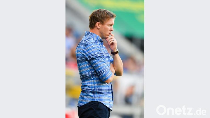 Hoffenheims Trainer Julian Nagelsmann steht nachdenklich am Spielfeldrand. Nach zwei Niederlagen muss 1899 Hoffenheim heute gegen Basaksehir unbedingt gewinnen, sonst droht das

vorzeitige Aus in der Europa-League.

	Bild: U. Anspach/dpa