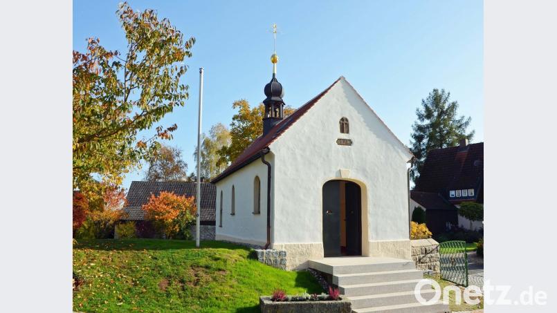 Dachstuhl, Dach, Fundament, Grundmauern, Außenputz, Giebel über der Eingangstür, Fassadenanstrich, Treppenanlage: Die lange Liste der Sanierungsarbeiten an der Thurndorfer Maria-Hilf-Kapelle ist bereits größtenteils abgearbeitet. 300 Jahre nach seiner Errichtung präsentiert sich das kleine Gotteshaus nun fast wie neu.	Bild: ü