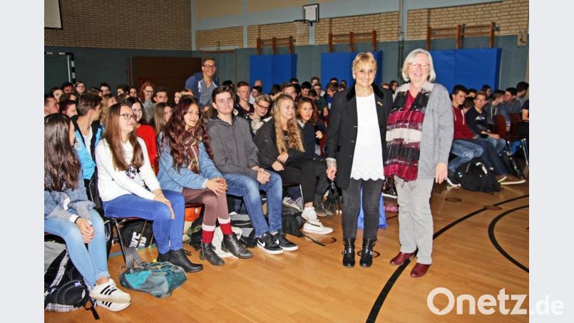 Professor Erika Rosenberg (stehend links, hier zusammen mit Lehrerin Gerda Bayer) kam an die Naabtal-Realschule, um über die Judenverfolgung im NS-Regime zu berichten.	Bild: exb