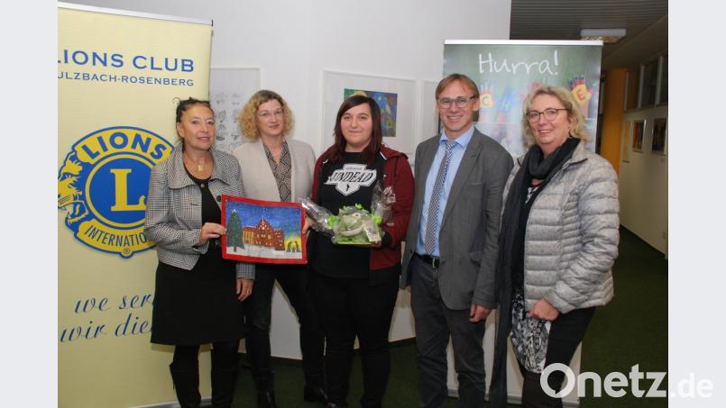 Petra Schöllhorn, Ilse Greißinger, Anna Förster, Rektor Peter Danninger und Barbara Maisch (von links) bei der Übergabe der Präsente.	Bild: Royer