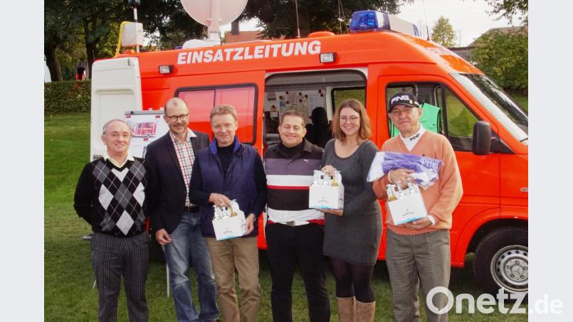 Beim Charity-Turnier des Rettungszentrum Regional Oberpfalz Nord (RZR) war das Fahrzeug vorm Clubhaus postiert. Links GC-Vizepräsident Bäuml mit den erfolgreichsten Teilnehmern. 	Bild: exb