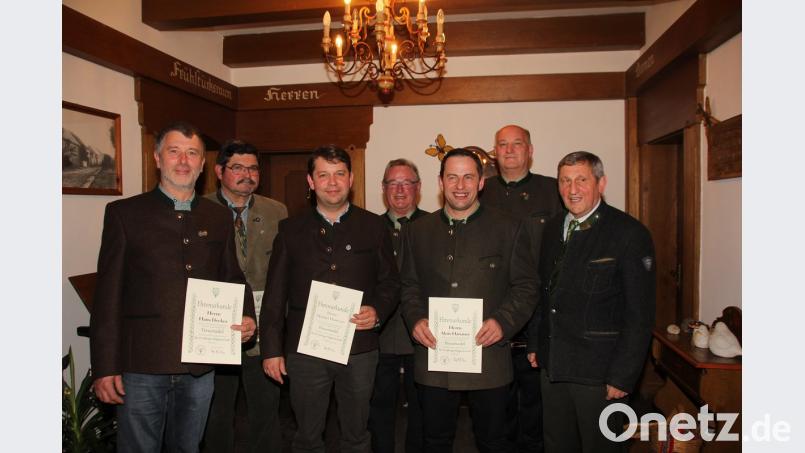 Diese Waidmänner wurden für ihre langjährige Mitgliedschaft in der Kreisgruppe Oberviechtach geehrt: (von links) Hans Decker, Hans Högerl, Michael Ebnet jun., Walter Wölfel, Alois Hanauer, Josef Dirnberger und Michael Ebnet sen..	 Bild: frd