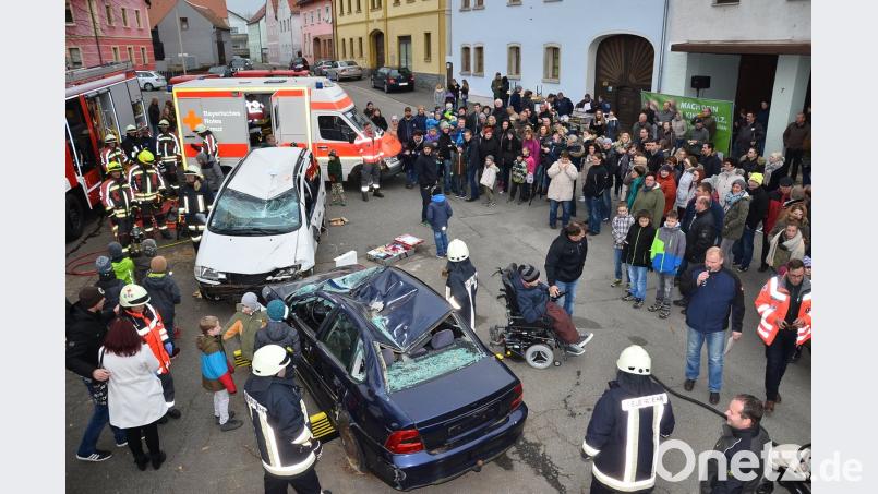 Die Feuerwehr hofft auf viele Zuschauer  bei ihrer Schauübung. Sie wird nicht enttäuscht. An der Seite von Thomas Schmidt (rechts) moderiert Kommandant Markus Schwarz (links daneben, mit Mikrofon) durch die Szenerie. 	Bild: fjo