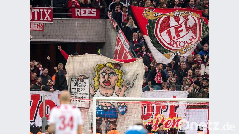 Kölner Fans halten während der Partie gegen 1899 Hoffenheim ein Banner gegen den Unternehmer und Hoffenheim-Mäzen Dietmar Hopp in die Höhe. Nach den neuerlichen Verunglimpfungen kündigt der Verein rechtliche Schritte an.	Bild: Marius Becker/dpa