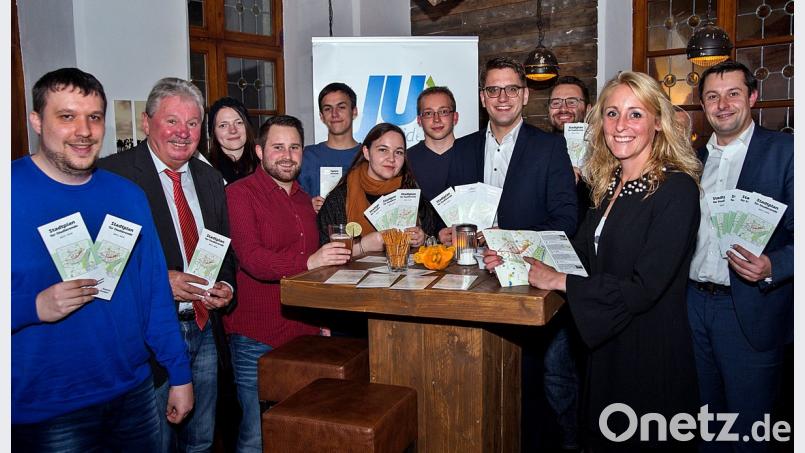 Die Junge Union präsentiert den Stadtplan für Studenten. 	Bild: R. Kreuzer