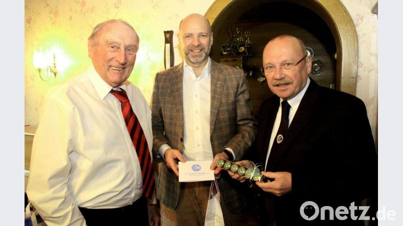 Vorsitzender Reinhard Mieschala und sein Stellvertreter Kurt Mieschala (von rechts) gratulierten Michael Krämer (links) zum 90. Geburtstag und bedankten sich für 75 Jahre Treue zum FC Schwandorf. 	Bild: Hirsch