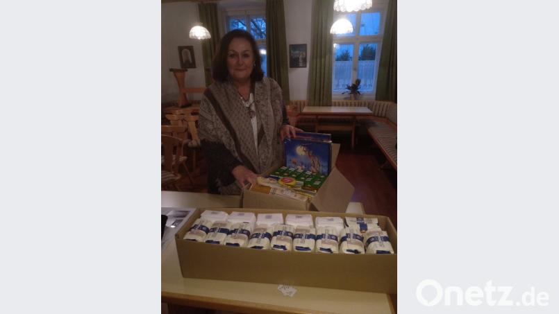 Als Dankeschön für ihren Vortrag überreichte Gemeindereferent Jochen Gößl an Nicole Fürst einen &quot;laufenden Meter&quot; Lebensmittel für die Mitterteicher Tafel. 	Bild: jzk