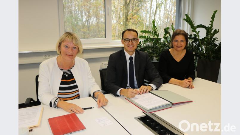 OTH-Präsidentin Andrea Klug (von links) war sich mit Novem-Geschäftsführer Johannes Burtscher und Personalchefin Claudia Bahmann einig: Von den neuen Kooperationsverträgen profitieren beide Seiten.	Bild: exb