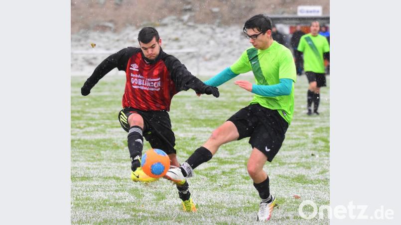 Kreisklassen-Spitzenreiter TSV Neualbenreuth empfängt am Sonntag den TSV Bärnau. Das Bild zeigt Thomas Meyer (links) beim 3:0-Heimsieg am vergangenen Sonntag gegen den SV Leutendorf (rechts Philipp Schich)	Bild: Schrems