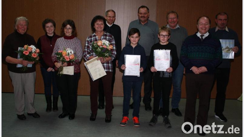 Ministranten und treue Mitarbeiter wurden wieder bei der Pfarrversammlung geehrt. Im Bild (von links): Meta Schuller, Pastoralassistentin Maria Wagner, Evi Schuller, Monika Pannrucker, Pfarrer Johann Hofmann, Ministrant Raphael Franz, 2. Bürgermeister Michael Schedl, Ministrant Lucas Franz, Kirchenpfleger Gerhard Hecht, Pfarrgemeinderatssprecher Tobias Franz und Alois Schuller.	Bild: lk
