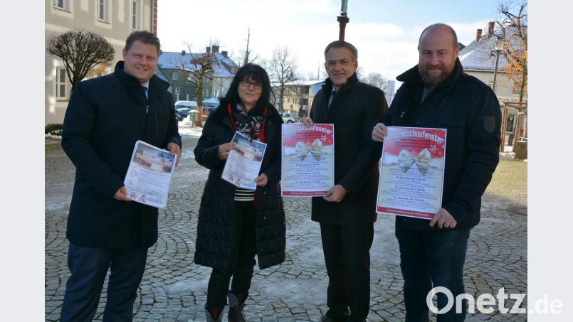 Die Organisatoren des Weihnachtsmarkts - Gewerbefördervereins-Vorsitzender Stefan Grillmeier (links), Stellvertreter Holger Paschedag (rechts), Bürgermeister Roland Grillmeier, Gabi Bleistein (Stadtverwaltung). 	Bild: jr