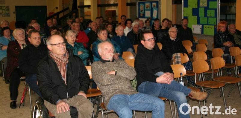 Zur Versammlung in die Aula der Jobst-vom-Brandt-Schule kamen am Montagabend 47 interessierte Bürger. Viele Fragen stellten die Anwesenden dabei jedoch nicht. 	Bild: fpoz
