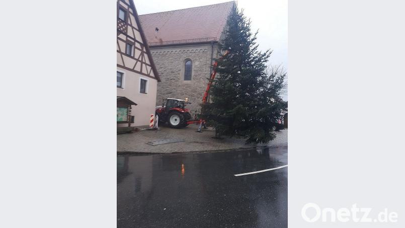 Der OWV Falkenberg kümmerte sich am Marktplatz ums Aufstellen des Christbaums. Unterstützung bekamen die Mitglieder von Valentin Keck aus Bodenreuth, der auch die nötigen Maschinen zur Verfügung stellte. 	Bild: exb