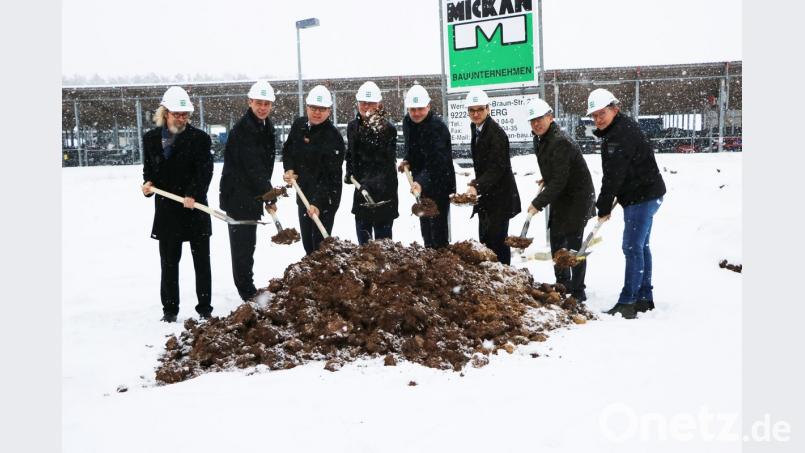 Architekt Hans Kneidl (von links), Werksleiter Bernd Meyer, Vice-President Norbert Wilterius, Bürgermeister Werner Roder, Vice-President Markus Wittmann, die beiden Geschäftsführer Dr. Johannes Burtscher sowie Günter Brenner und Vertretung des Bauunternehmens Mickan, Peter Seidl machten den ersten Spatenstich.	Bild: ilt