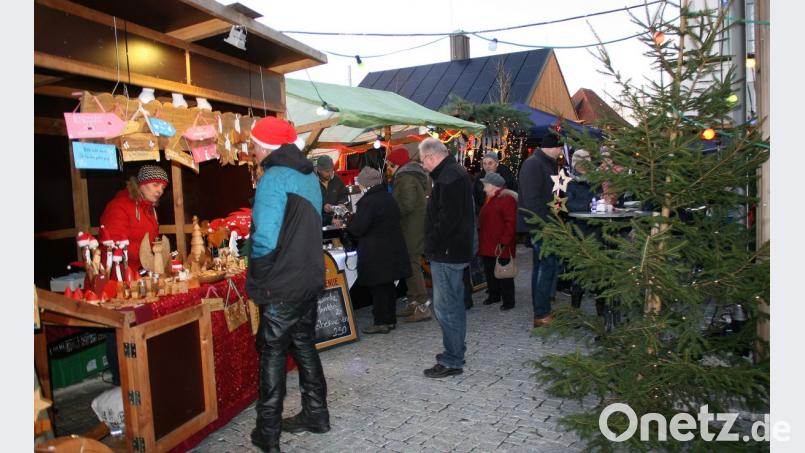 Zum zweiten Mal laden die Budenbetreiber zu einem Besuch des Fuchsmühler Weihnachtsmarkts ein. Eröffnet wird er am Samstag um 13 Uhr. 	Archivbild: wro