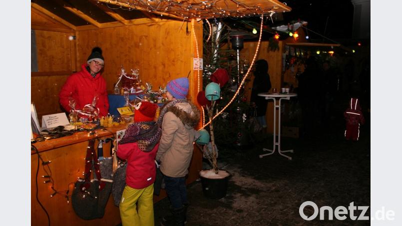 Viel zu schauen gab es in der Budengasse, wo man Heizpilze aufgestellt hatte, um der Kälte ein wenig Einhalt zu bieten. Bild: wro