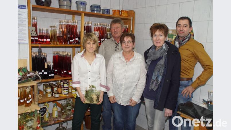 Katharina, Baptist und Emma Grosser (von links)  präsentierten Dr. Lili Wild und Hubert Piehler von der &quot;Interessengemeinschaft Landwirtschaft im Landkreis Schwandorf&quot; ihre Angebotspalette als Direktvermarkter.