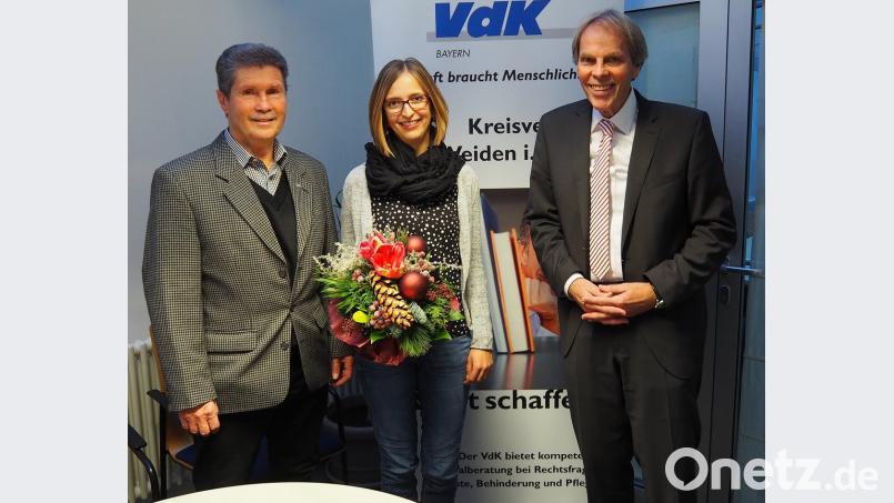 Kurz vor der Präsentation der Bilanz begrüßen VdK-Kreisvorsitzender Josef Rewitzer (links) und VdK-Kreisgeschäftsführer Siegmund Bergmann (rechts) mit Kathrin Pentner das 8000. Mitglied im Kreisverband. 	Bild: sbü