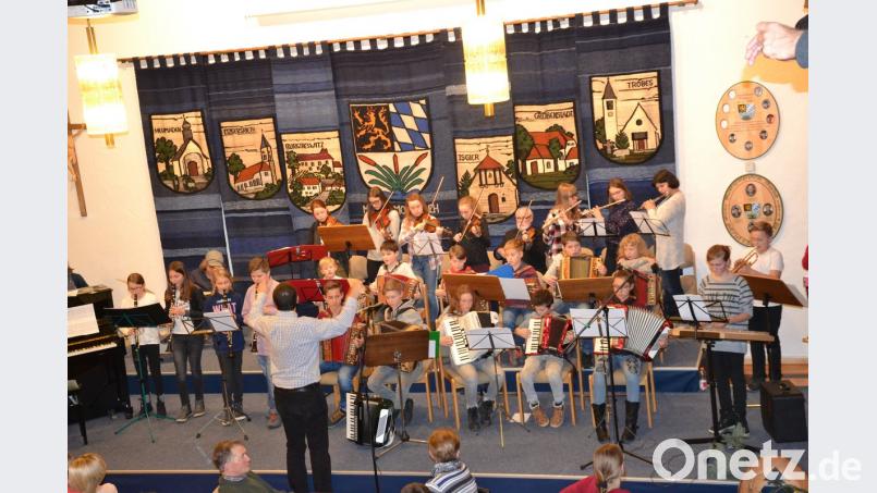 Das Ensemble der Musikschule Moosbach unter der Leitung von Musikschulleiter Wolfgang Ziegler bringt viele adventliche Lieder und Weisen auf verschiedenen Instrumenten zu Gehör.	Bild: gi