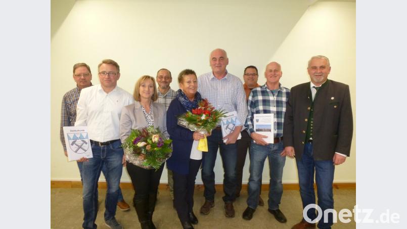 &quot;Ihr seid ganz wichtig in unserem Team. Deshalb bauen wir weiterhin auf eure Erfahrung&quot;, sagt Bürgermeister Ludwig Biller (rechts) bei der Ehrung von Georg Kiener (Vierter von rechts) und Wolfgang Braun (Zweiter von links) für 25-jährige Dienstzeit. Wolfgang Diesenbacher (Zweiter von rechts) geht in den Ruhestand.	Bild: bk