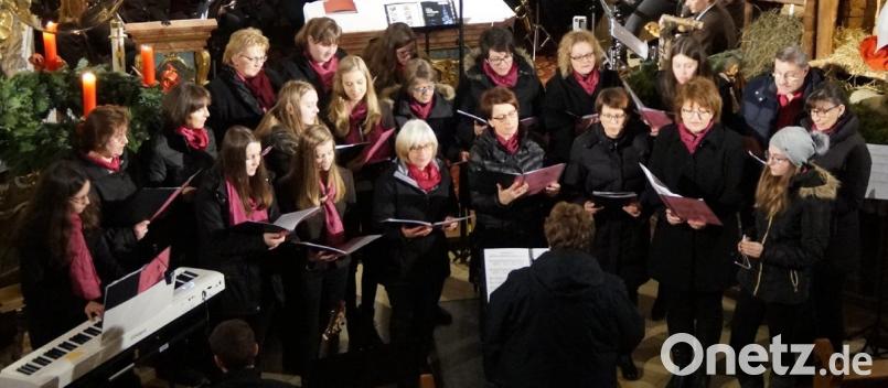 Der Chor &quot;Ganz und gar&quot; erfreute die Gäste des Adventkonzerts mit getragenen Melodien. 	Bilder: weu (3)