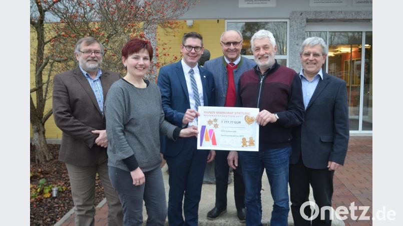 7777,77 Euro nehmen die Verantwortlichen des HPZ von Manfred Thümmler (Dritter von rechts) und Florian Prosch (Dritter von links) entgegen.	 Bild: fz