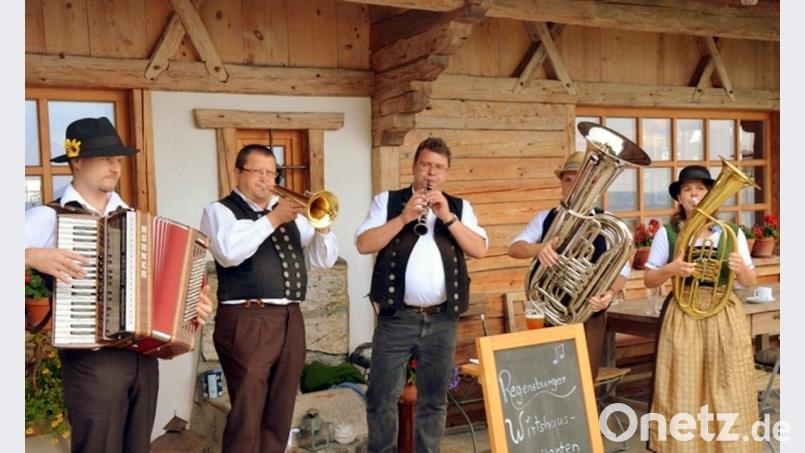 Die Regensburger Wirtshausmusikanten spielen die Ballbesucher mit bayerischer Musik ins neue Jahr. 	Bild: ame