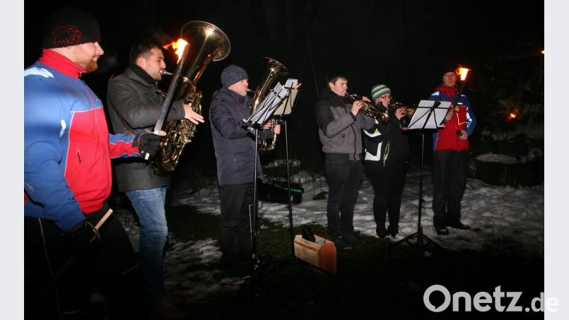 Die Bläsergruppe des Musikvereins Wiesau ist stets dabei, wenn die Fuchsmühler Bergwacht zur Waldweihnacht an den Hackelstein lädt. 	Bild: wro