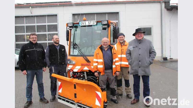 Wer gute Arbeit leisten muss, braucht dazu auch das richtige Arbeitsgerät. Das betonte Bürgermeister Heinz Weigl (rechts) bei der Übergabe des Hansa-Mehrzwecktransporters an den Bauhof. 	Bild: frd